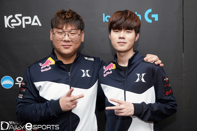 킹존 드래곤X의 서포터 '투신' 박종익(왼쪽)과 원거리 딜러 '데프트' 김혁규.