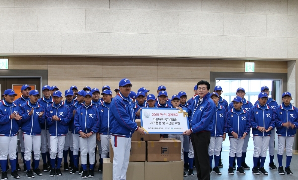 리틀야구 국가대표팀 박종호 감독(왼쪽)과 동국제약 서호영 이사(오른쪽)