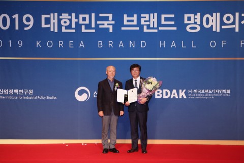 2019 대한민국 브랜드 명예의전당 시삭식에서 심사위원장 박규원 한양대 교수(왼쪽)와 신일산업 정윤석 대표이사(오른쪽)가 기념촬영을 하고 있다