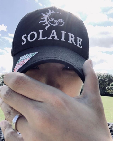솔레어 로고 모자를 쓰고 있는 박성현. 사진=박성현 SNS