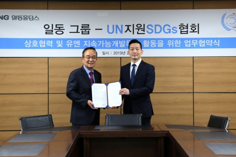 박대창 일동홀딩스 사장(왼쪽)과 김정훈 UN지원SDGs협회 사무대표가 업무협약서 서명 후 기념촬영을 하고 있다.