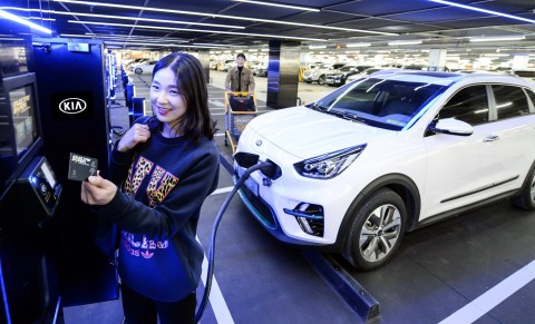 에스트래픽이 운영하고 있는 이마트 죽전점 일렉트로 하이퍼 차져 스테이션에서 충전 시연이 이뤄지고 있다