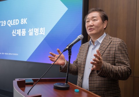 삼성전자 영상디스플레이사업부장 한종희 사장이 2019년형 QLED 8K로 올해 TV시장을 선도해 나가겠다는 비전을 발표하고 있다