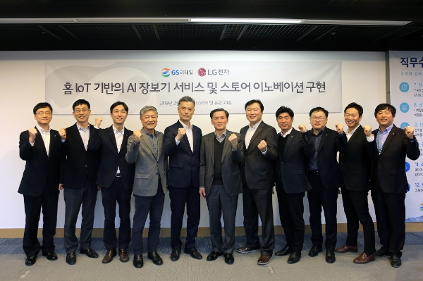 김용원 GS리테일 디지털사업본부장(오른쪽에서 여섯번째), 황정환 LG전자 융복합사업개발부문장(왼쪽에서 다섯번째)이 양사 임직원과 11일 GS리테일 본사에서 홈 IoT기반의 AI장보기 및 스토어 이노베이션 구현을 위한 업무 협약 체결 후 기념 촬영을 하고 있다.