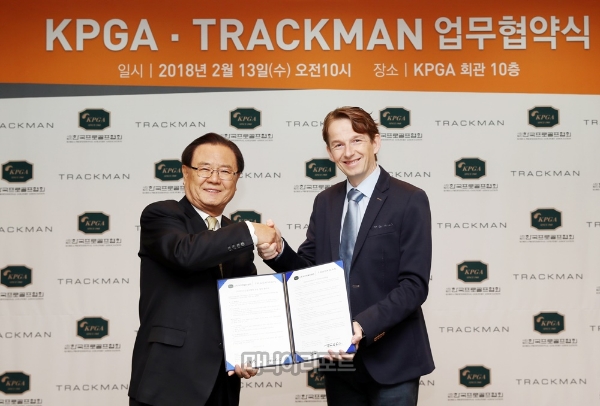 악수를 하고 있는 KPGA 양휘부 회장과 트랙맨 에마누엘 프라우엔롭 부사장. 사진=KPGA