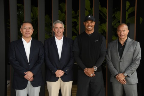 (왼쪽부터)현대자동차그룹 정의선 수석 부회장, PGA투어 커미셔너 제이 모나한, 타이거 우즈 재단의 타이거 우즈 선수, 제네시스사업부 맨프레드 피츠제럴드 부사장이 협약식을 맺고 기념촬영을 하고 있다