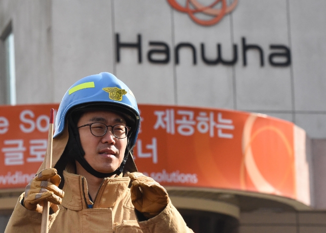 14일 한화 대전공장에서 폭발사고가 발생해 근로자 3명이 숨졌다. 사진은 화재 관련 브리핑 중인 소방당국 관계자 사진=뉴시스