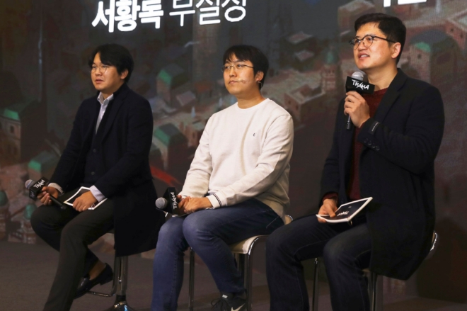 왼쪽부터 넥슨 서황록 부실장, 모아이게임즈 이찬 대표, 모아이게임즈 최병인 기획팀장.