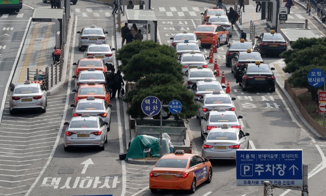 서울시가 14일자로 승차거부한 택시업체 총 22곳에 대해 운행정지 처분을 내렸다.  사진=뉴시스