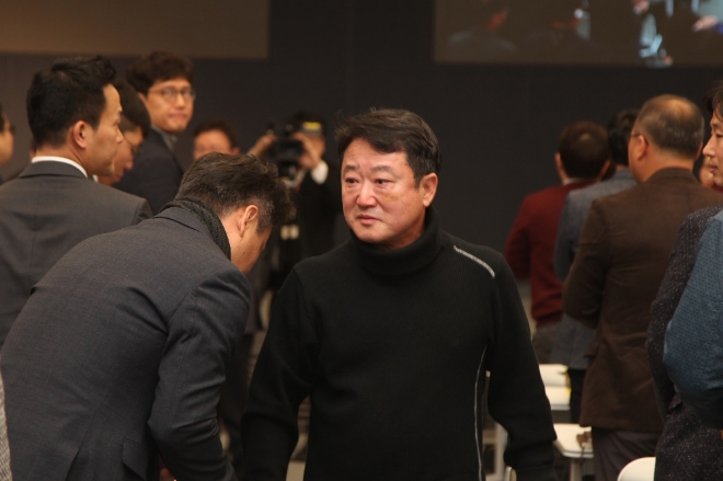 14일 서울중앙지검은 이웅열 전 코오롱 회장을 자본시장법 위반 등의 혐의로 불구속 기소했다. 사진=뉴시스