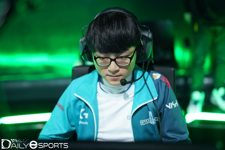 1세트 르블랑으로 쇼를 보여준 담원 게이밍의 미드라이너 '쇼메이커' 허수.