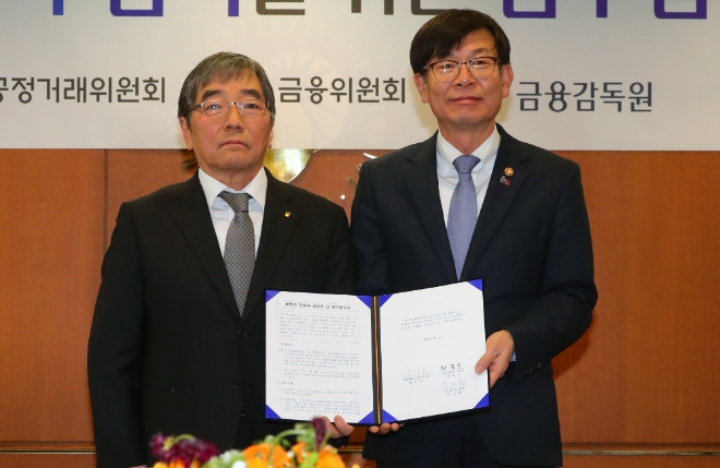 15일 김상조 공정위원장(우)과 윤석헌 금감원장(좌)이 공시 분야 협력을 위한 업무협약(MOU)를 체결했다. 사진=뉴시스