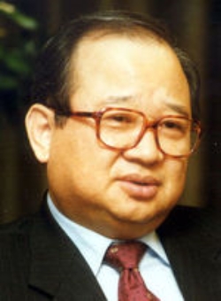 (사진=김선동 미래국제재단 이사장은 빈곤의 대물림을 막자는 취지로 사재를 털어 장학재단을 세웠다.)