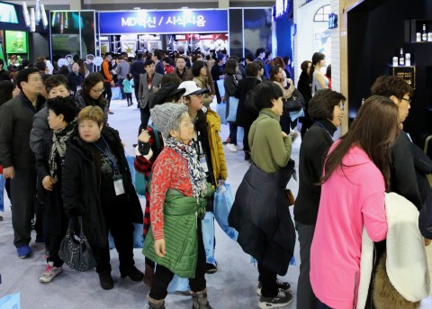 GS25 상품 전시회에서 가맹점 경영주들이 출시 예정 상품을 시식해 보기 위해 줄을 서고 있다