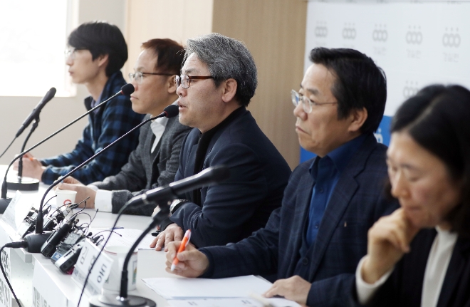 18일 오전 서울 종로구 경제정의실천연합 강당에서 열린 ‘국토부 장관, 감정원장 등 부동산 공시업무 관련 직무유기에 대한 감사청구’ 기자회견에서 윤순철(가운데) 경실련 사무총장이 발언하고 있다. 사진=뉴시스