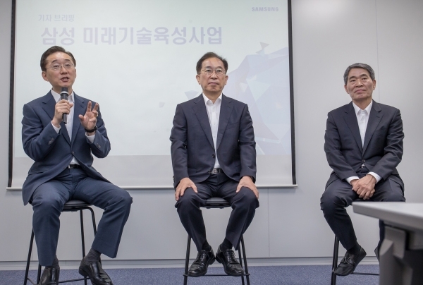 (사진=장재수 삼성 미래기술육성센터장(왼쪽), 국양 삼성 미래기술육성재단 이사장, 권오경 공학한림원 원장)