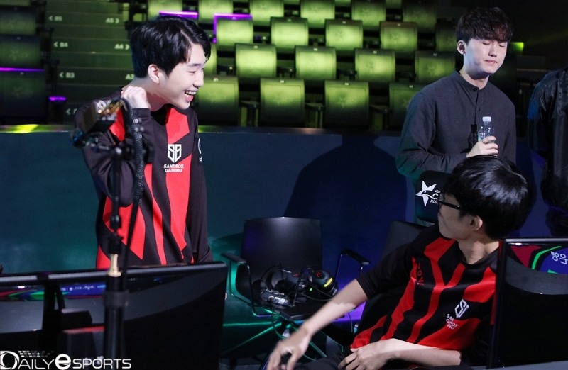 '아재 개그'를 던진 장용준? 코칭 스태프와 동료의 반응이 심상치 않다.