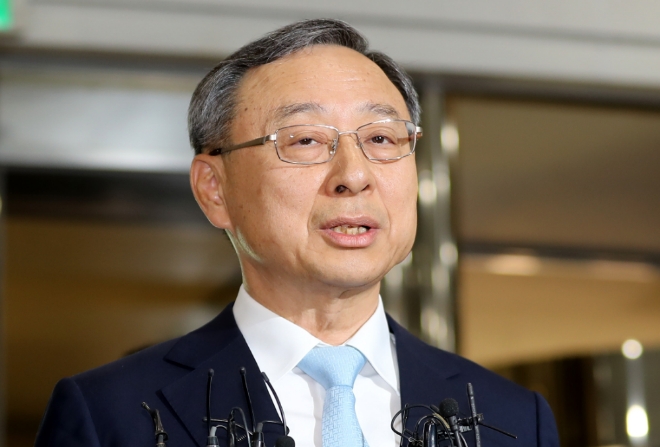 19일 '한겨레'는 KT가 회사 명의 계좌를 개설해 과거 의원들에게 쪼개기 방식으로 보낸 후원금을 회수하고 있다고 보도했다. 사진은 황창규 KT 회장 사진=뉴시스