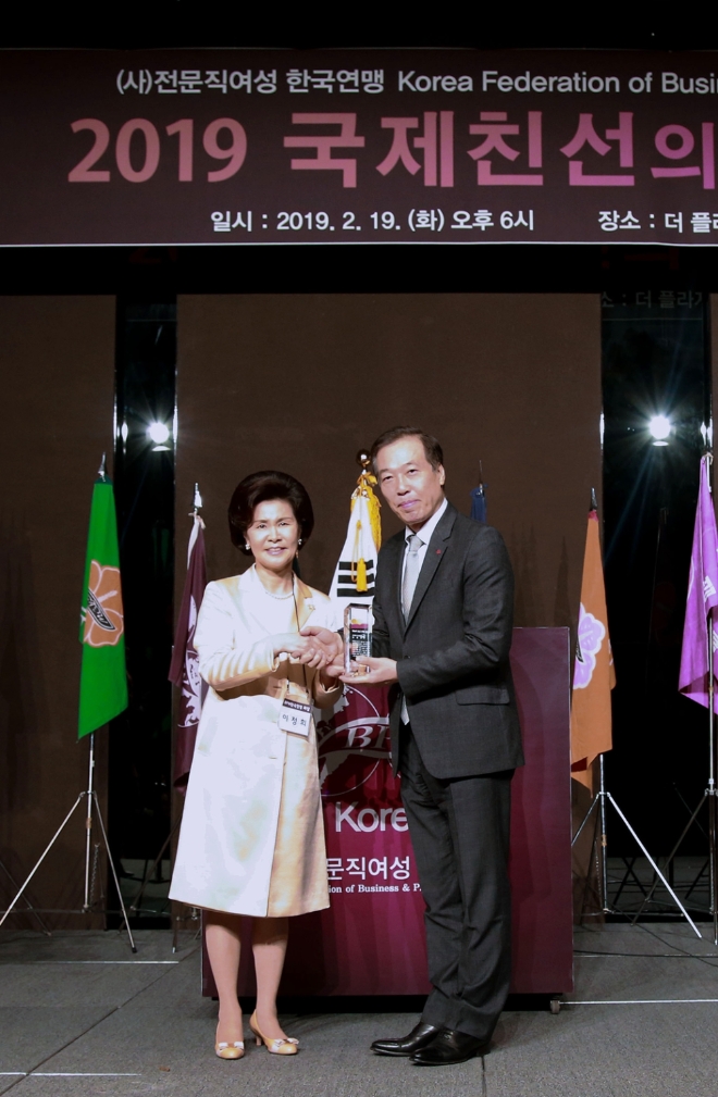 지난 19일 서울 중구 플라자호텔에서 열린 `제 25회 BPW Gold Award` 시상식에서 이정희 BPW코리아 회장(왼쪽)이 이완신 롯데홈쇼핑 대표(오른쪽)에게 수상 트로피를 전달하고 있다. 사진=롯데홈쇼핑