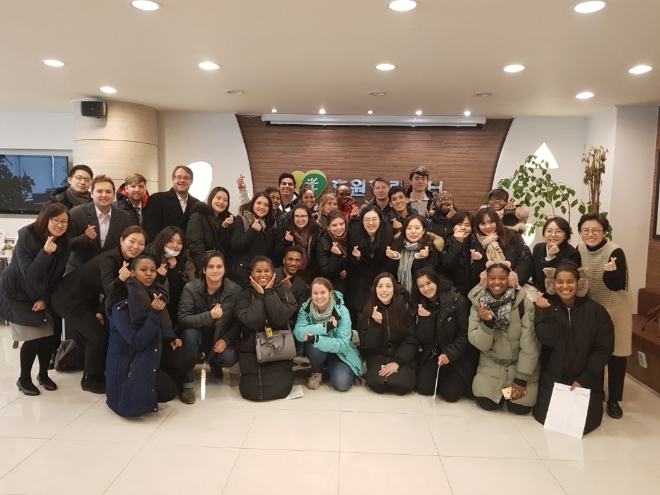 효원힐링센터에서 외국인들이 '힐-다잉(Heal-Dying)' 프로그램을 체험한 후 기념사진을 찍고 있다. 사진=효원상조