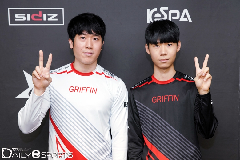 1라운드 전승을 기롣한 그리핀의 김대호 감독과 서포터 '리헨즈' 손시우.