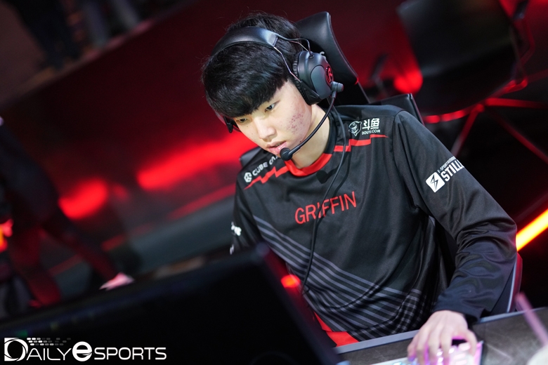 900포인트로 MVP 순위 단독 1위를 달리고 있는 그리핀의 미드라이너 '초비' 정지훈.