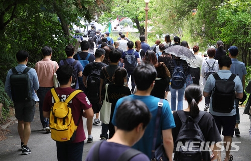 지난해 지방직 공무원시험 응시생들이 필기시험을 마치고 떠나는 모습. 사진=뉴시스