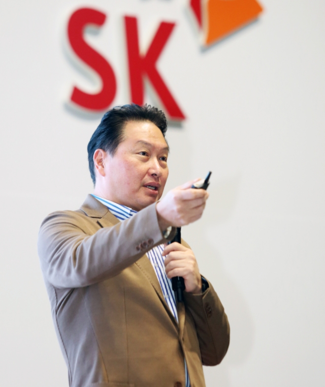 지난 20일 SK그룹 및 재계 등에 따르면 SK그룹은 다음달 이사회에서 최태원 SK그룹 회장이 지주사 SK 이사회 의장직에서 물러나는 안건을 상정할 것으로 전해졌다. 사진=뉴시스