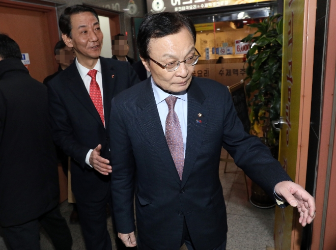 이해찬 더불어민주당 대표가 21일 서울 영등포구 여의도 한 식당에서 진행된 금융투자업계 대표 오찬 간담회에 참석하기 위해 권용원 금융투자협회장과 함께 입장하고 있다. 사진=뉴시스