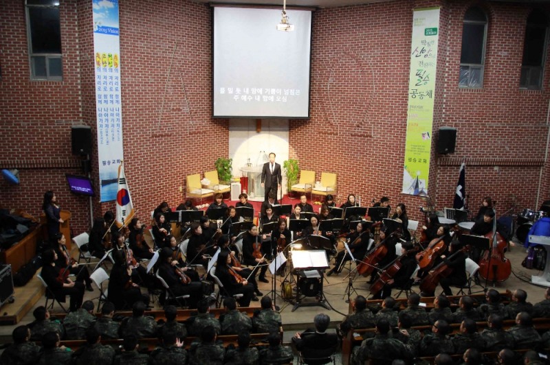 (사진='글로리아 미션오케스트라' 연주봉사 활동)