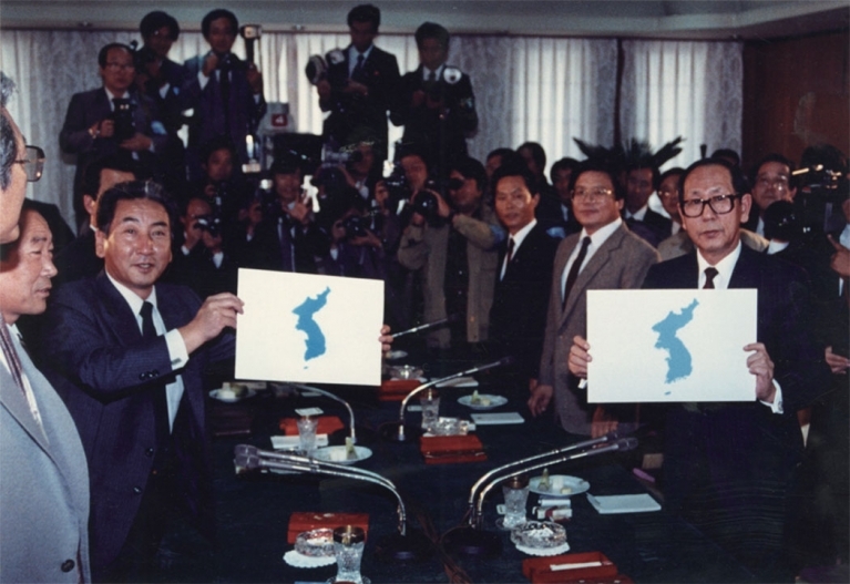 (사진=1989년 10월 '제3차 남북체육회담'에서 장충식 이사장이 남측 수석대표(오른쪽)를 맡았다.)