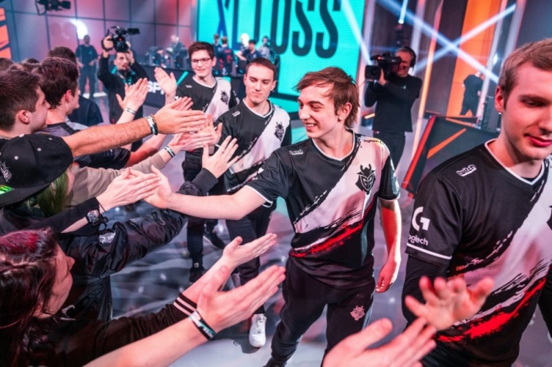 G2 e스포츠 선수들이 승리한 뒤 관객들과 하이파이브를 하고 있다.