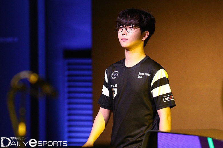 진에어 그린윙스와의 경기에서 미드 라이너로 출전한 젠지 e스포츠 '로치' 김강희.