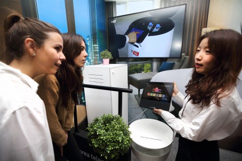 KT가 스페인 바르셀로나에서 열린 MWC 2019에서 5G AI 호텔 로봇을 공개했다
