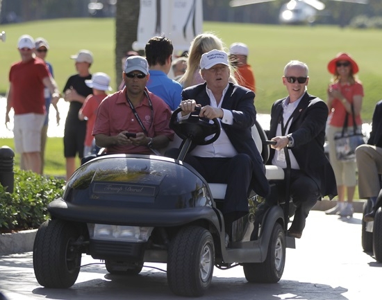 골프 카트를 타고 있는 도널드 트럼프 미국 대통령. 사진=AP뉴시스