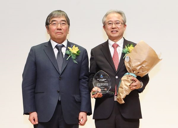 정춘식 KEB하나은행 개인영업그룹 부행장(오른쪽)이 윤석헌 금융감독원장과 함께 기념촬영을 하고 있다.