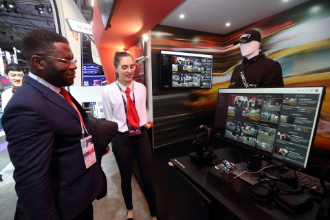 KT 전시관 내 5G 360도 비디오 존에서 관람객이 관련 서비스를 체험하고 있다