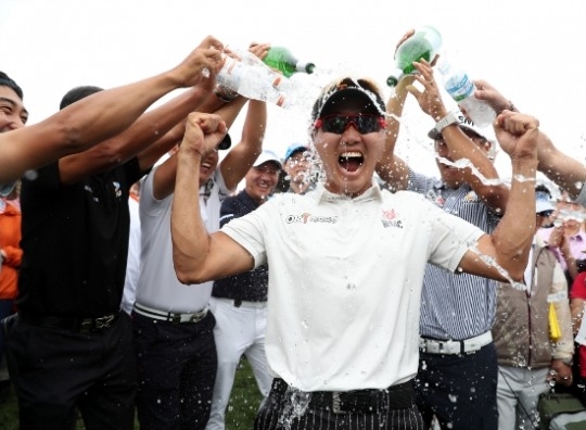 지난해 최다 갤러리를 기록한 제네시스 챔피언십에서 우승한 이태희. 사진=KPGA 제공