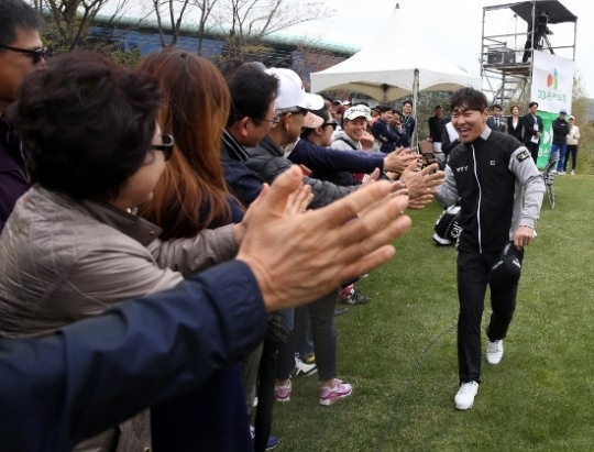 지난해 개막전 우승 후 갤러리들과 기쁨을 나누고 있는 전가람. 사진=KPGA 제공