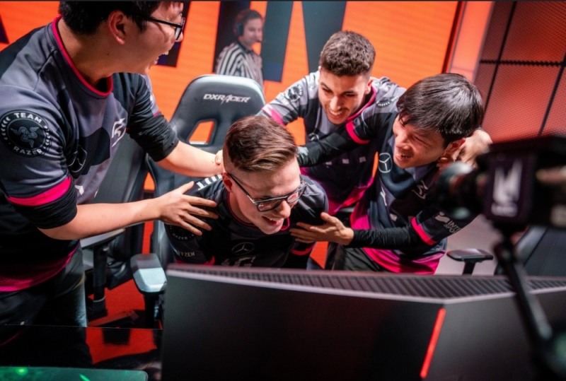 G2 e스포츠를 꺾은 SK게이밍 선수들이 환호하고 있다(사진=라이엇 게임즈 제공).