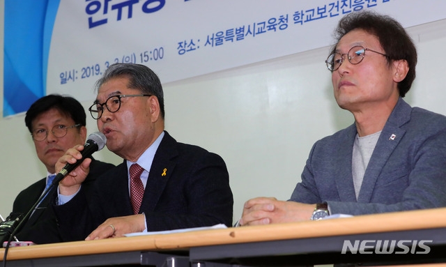 3일 오후 서울 종로구 서울시교육청에서 서울과 경기, 인천 교육감들이 한유총 개학 연기 관련 공동 기자회견을 하고 있다. 왼쪽부터 도성훈 인천시교육감, 이재정 경기도교육감, 조희연 서울시교육감. 사진=뉴시스
