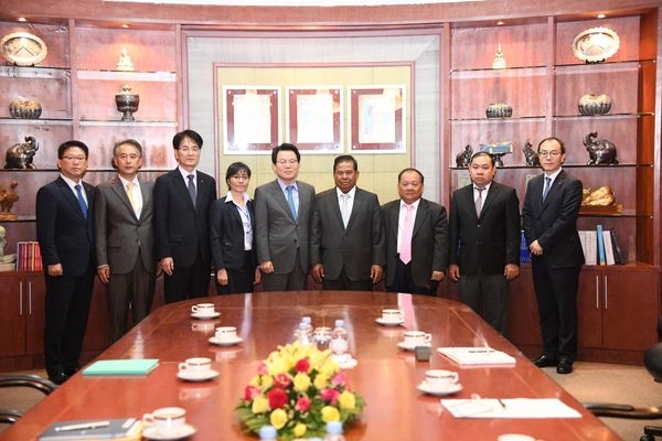 (왼쪽부터 3번째 NH농협금융지주 사업전략부문 손병환 부문장(상무), 5번째 NH농협금융지주 김광수 회장, 6번째 캄보디아 중앙은행 ‘쩨아 찬토’ 총재, 7번째 캄보디아 중앙은행 ‘숨 산니싯’ 부총재, 8번째 캄보디아 중앙은행 ‘끗 소반나릿’ 국장)