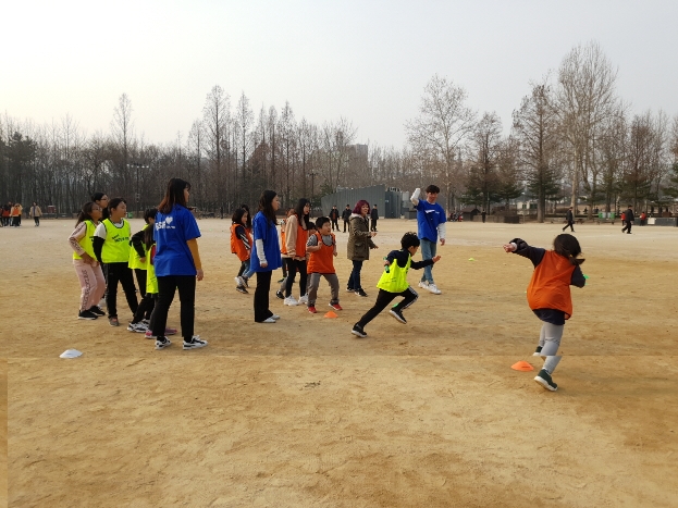 bhc치킨 '해바라기 봉사단', 아동센터 찾아 동계체육대회 진행