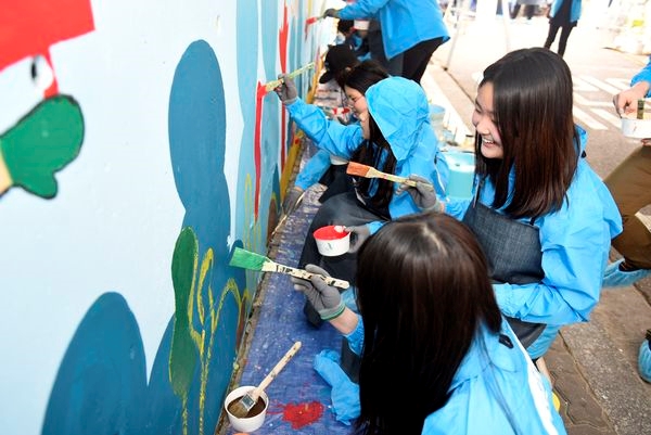2018 미술대회 참가자와 역대수상자가 함께한 벽화봉사활동.
