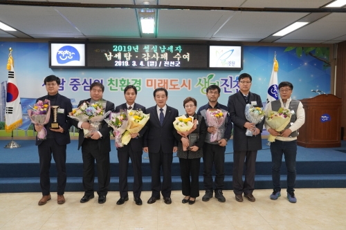 진천군, 성실납세자 선정 납세탑·감사패 수여