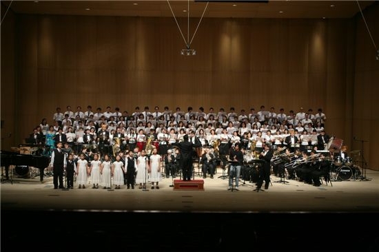 (사진=세계 최초 시각장애인 전문연주단 '한빛예술단' 공연 모습)