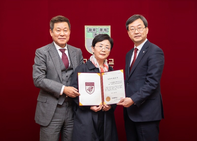 사진설명 : 좌측부터 장일태 이사장, 김혜남 여사 부부, 정진택 총장