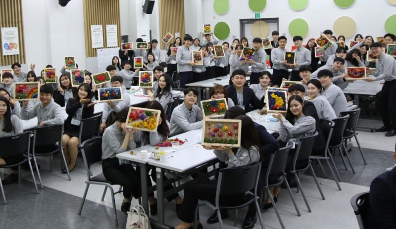 CJ프레시웨이 신입사원, '나눔'으로 사회 첫발... 공기정화 액자 제작해 지역아동센터에 기부