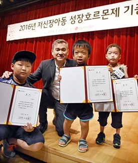 (사진=LG복지재단은 1995년부터 저신장 아동을 선정해 연간 평균 1천만원 정도의 비용이 드는 성장호르몬제 '유트로핀'을 지원하고 있다.)