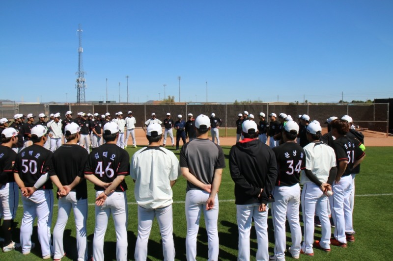 kt wiz 선수단이 스프링캠프 마지막 훈련 후 이강철 감독과 함께 미팅하는 모습. 사진제공_kt wiz